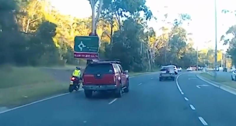  - VIDEO - Ce scooter tente de doubler en passant par le fossé, il finit entre deux arbres