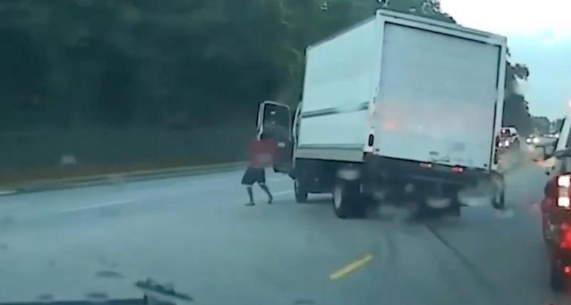  - VIDEO - Le fuyard saute de son camion en pleine course-poursuite, ça ne suffit pas pour semer les policiers !