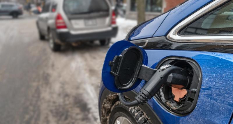  - Il met le feu à sa voiture électrique après avoir utilisé un grille-pain “pour réchauffer la batterie”