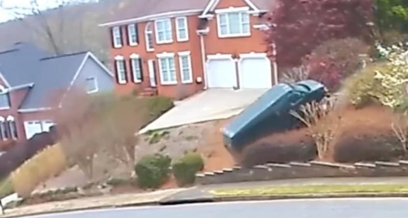  - VIDEO - Le frein à main du fourgon lâche, il s’offre une descente vertigineuse