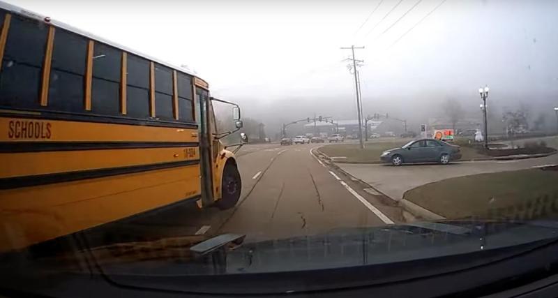  - VIDEO - Le bus scolaire ne pense pas à mettre son clignotant, un oubli regrettable