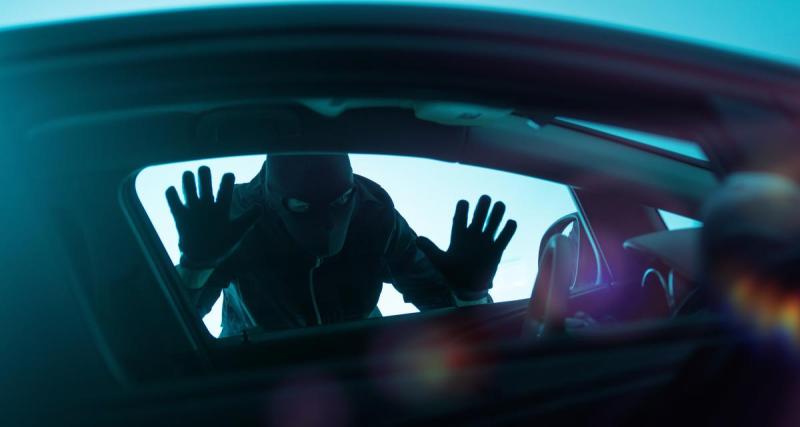  - Alors qu’elle déchargeait les courses, les voleurs l’attaquent et repartent avec sa voiture