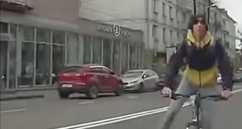  - VIDEO - Le cycliste arrive en contresens, il comprend vite son erreur