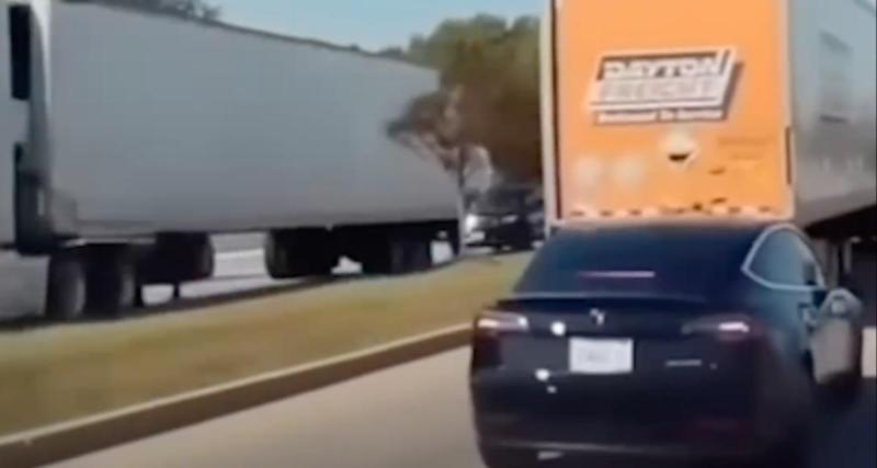  - VIDEO - Le conducteur de cette Tesla est trop confiant, il y laisse une partie de son pare-chocs