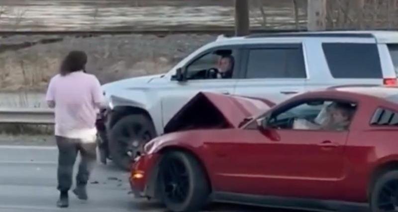  - VIDEO - En quittant un rassemblement automobile, cette Mustang ne fait pas dix mètres sans se crasher