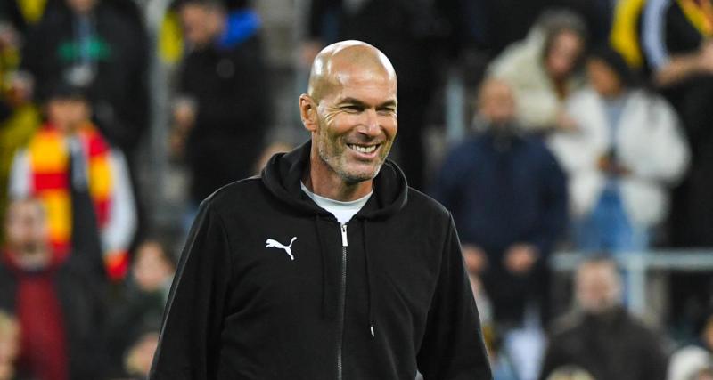  - Zinedine Zidane en visite chez Alpine, il prend la pose avec Gasly et Ocon