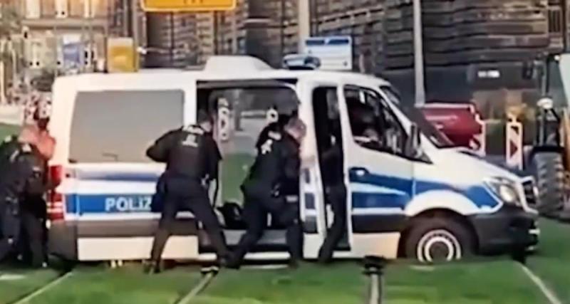  - Coincés sur des rails de tramway, les policiers tentent le tout pour le tout