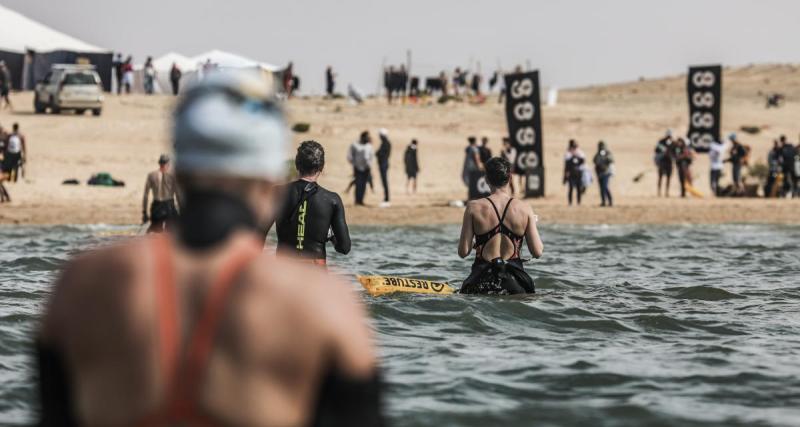  - 150 nageurs s'élancent dans les vagues de Dakhla au Maroc