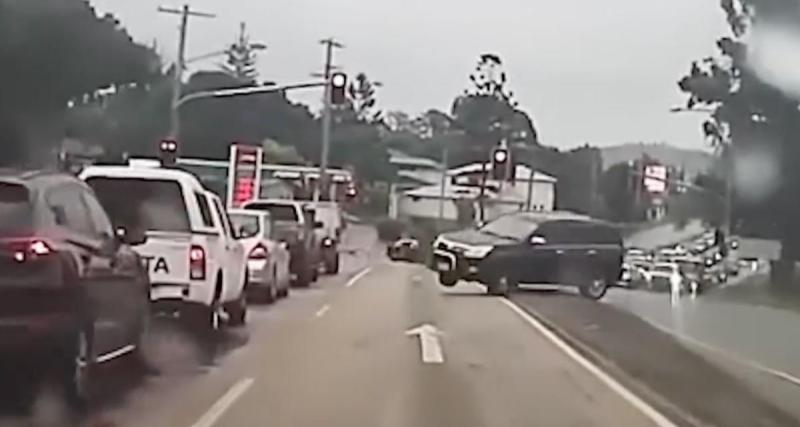  - VIDEO - Le SUV perd le contrôle sur une chaussée détrempée, il cause un sacré carambolage