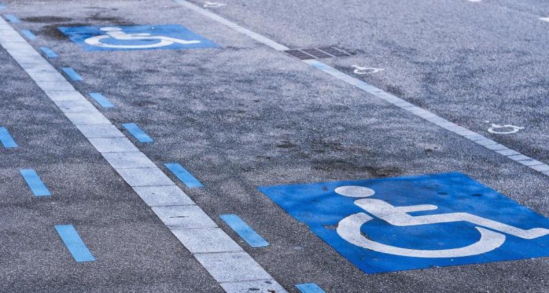  - Sa rue est trop étroite pour bénéficier d’une place handicapée, il fait des pieds et des mains pour obtenir gain de cause