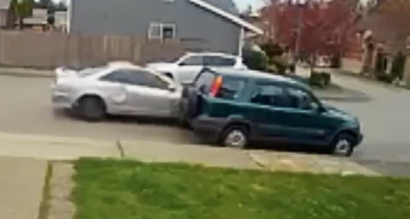  - VIDEO - Ce chauffard percute une voiture stationnée, il se fait la malle comme si de rien n’était