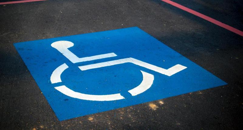  - Une automobiliste en situation de handicap convoquée au tribunal, on lui reproche de s’être garée sur des places handicapées