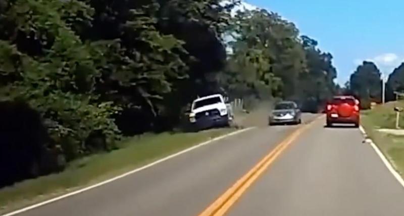  - VIDEO - Sortie de route spectaculaire pour ce pick-up lancé à pleine allure