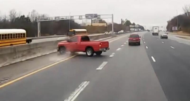  - VIDEO - Lancé à pleine allure sur une autoroute détrempée, le pick-up perd totalement le contrôle