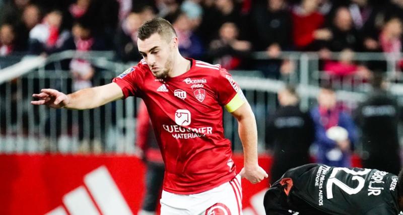  - Brest : le très beau geste de Brendan Chardonnet, avec le brassard du PAC Football Plouzané