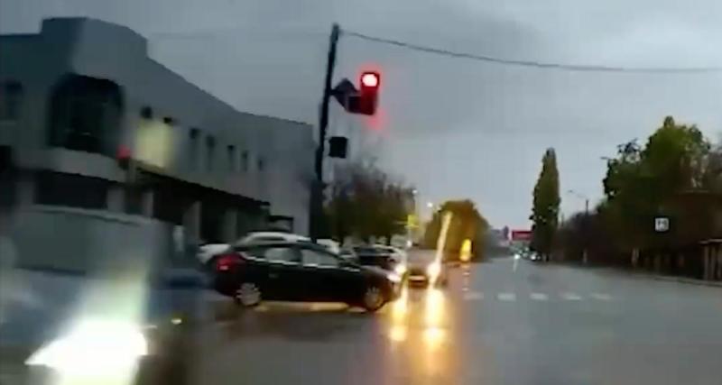  - VIDEO - Il fonce dans les rues de la ville comme un inconscient, une petite collision le rappelle vite à l’ordre
