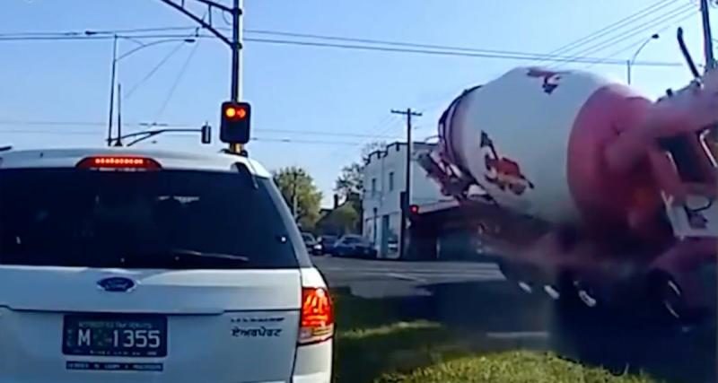  - VIDEO - Le camion se retourne dans un virage, grosse frayeur pour les automobilistes à côté