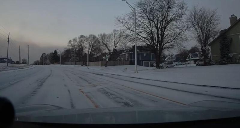  - VIDEO - Il veut frimer sur une route verglacée, cela se retourne évidemment contre lui