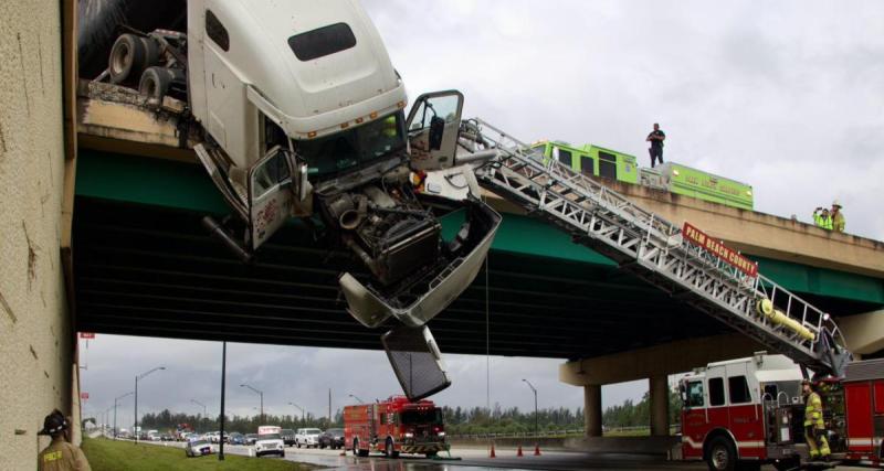  - Opération de sauvetage incroyable pour les pompiers floridiens face à un semi-remorque suspendu dans le vide
