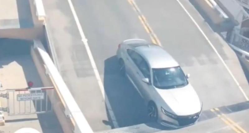  - VIDEO - Cet automobiliste s'arrête au pire endroit possible, au beau milieu d’un pont mobile