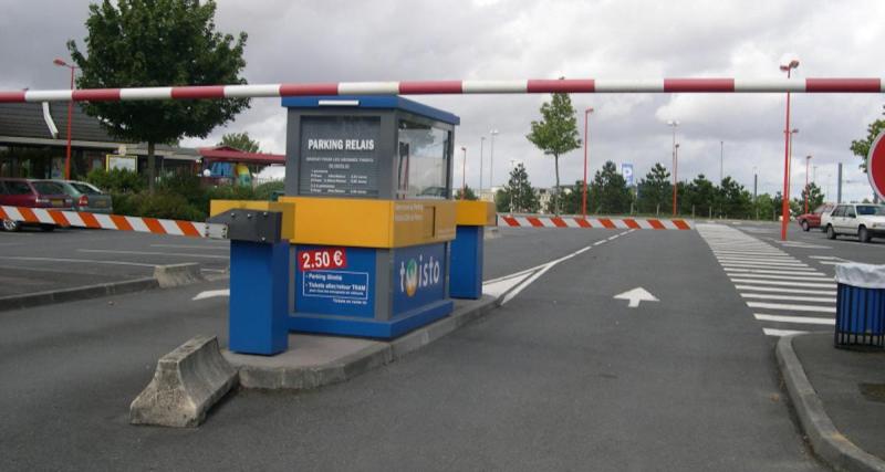  - La fermeture d'un parc-relais près de cette grande ville provoque la colère d'automobilistes