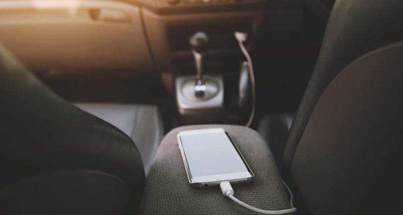  - Flashé à 175 km/h tout en regardant une série, la cinéphile dit adieu à son permis