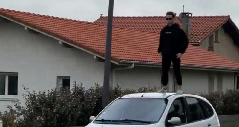  - VIDEO - Il joue aux acrobates sur le toit de sa voiture, ça se finit logiquement dans un buisson