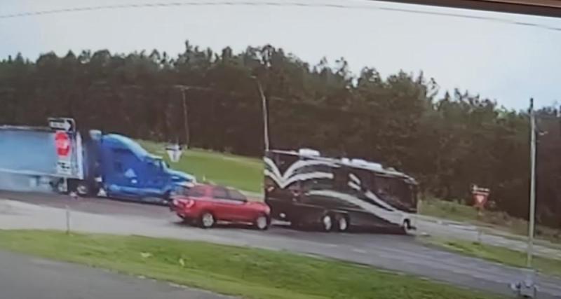  - VIDEO - Le camping-car coupe la route d’un semi-remorque, l’énorme carambolage est évité de peu !