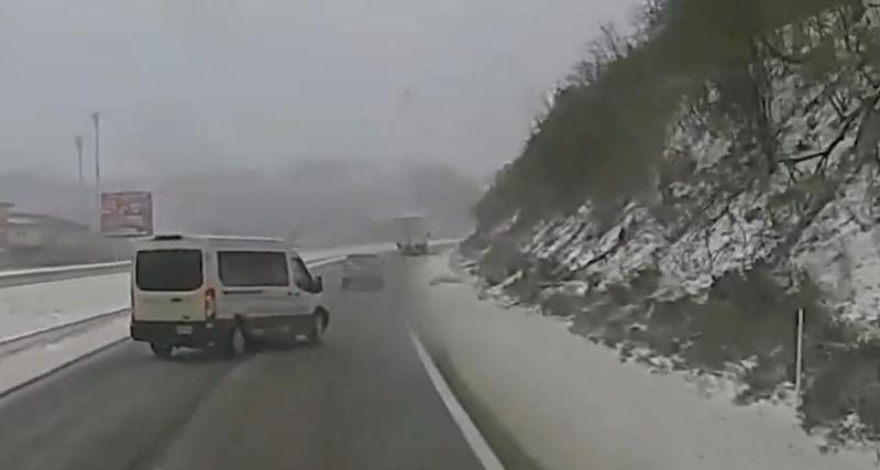  - VIDEO - Un écart sur une route enneigée, ça ne pardonne pas !