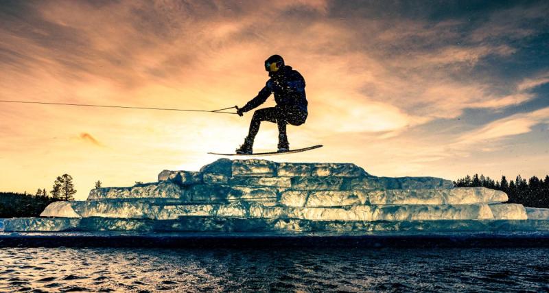  - Fantastique performance pour cette session de wakeboard plus qu'insolite 