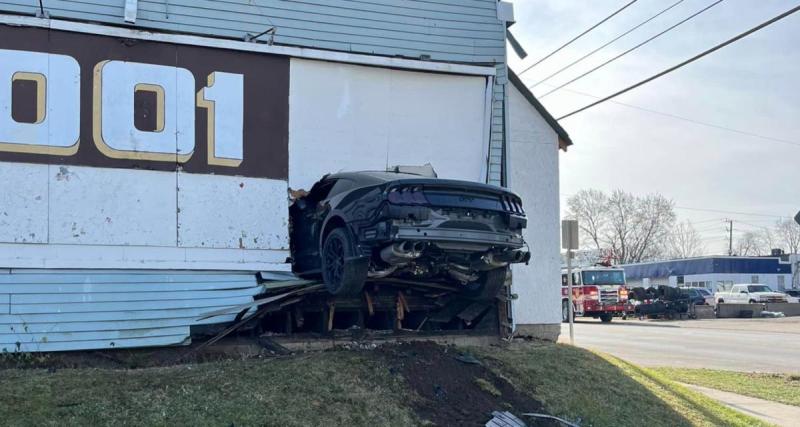  - Il perd le contrôle et termine sa course dans une maison, encore la faute d’une Mustang…