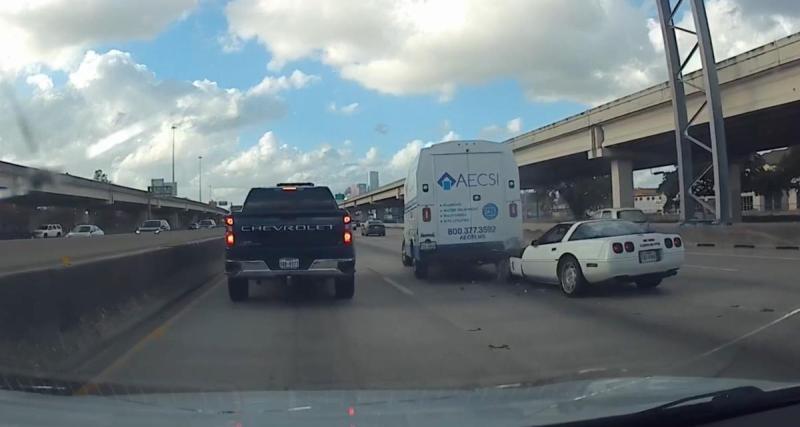  - VIDEO - Cette Corvette se fait tristement remarquer avant de prendre la fuite lâchement