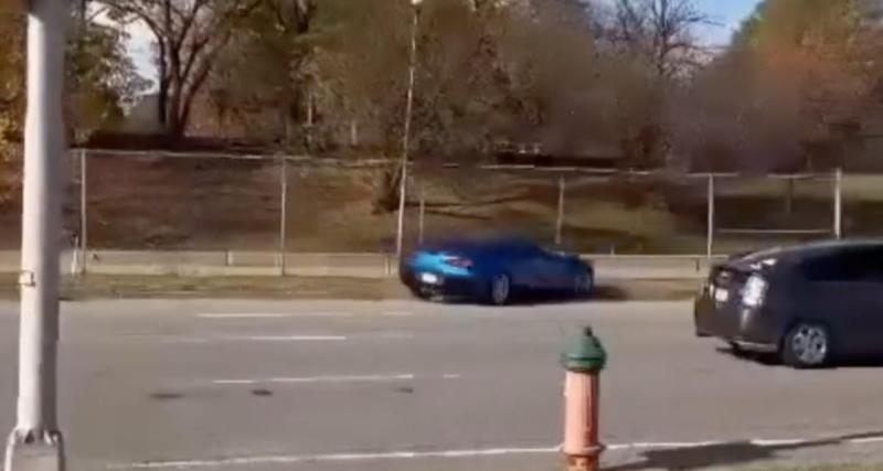  - VIDEO - Cette Corvette perd bêtement le contrôle en ligne droite, ça se termine dans le décor
