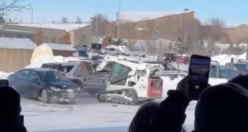  - Cet Américain entre dans une rage folle et charge une voiture de police avec une mini-pelleteuse