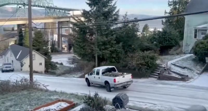  - VIDEO - Dans une descente verglacée, ce pick-up perd totalement le contrôle