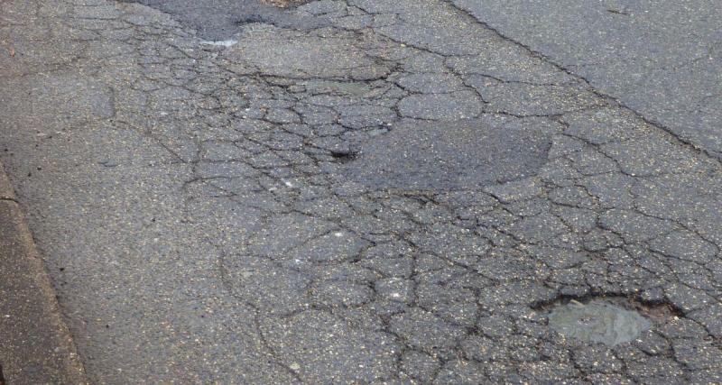  - Attention, un nid-de-poule piège sans arrêt des automobilistes près de Paris