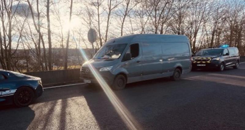  - Un fourgon arrêté deux fois par les gendarmes, le coup de poker du conducteur et de son passage échoue