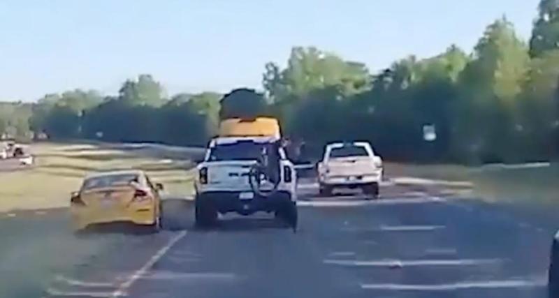  - VIDEO - Le pick-up change de file et envoie une voiture dans le décor