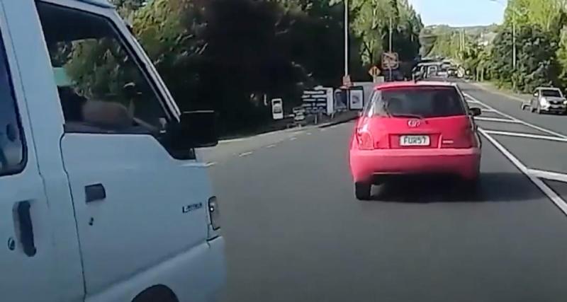  - VIDEO - Cette fourgonnette tente de couper la route, ça ne lui réussit pas vraiment…