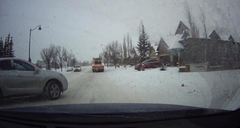  - Il se fait couper la route sur une chaussée verglacée, l’auteur de cette vidéo s’en sort très bien