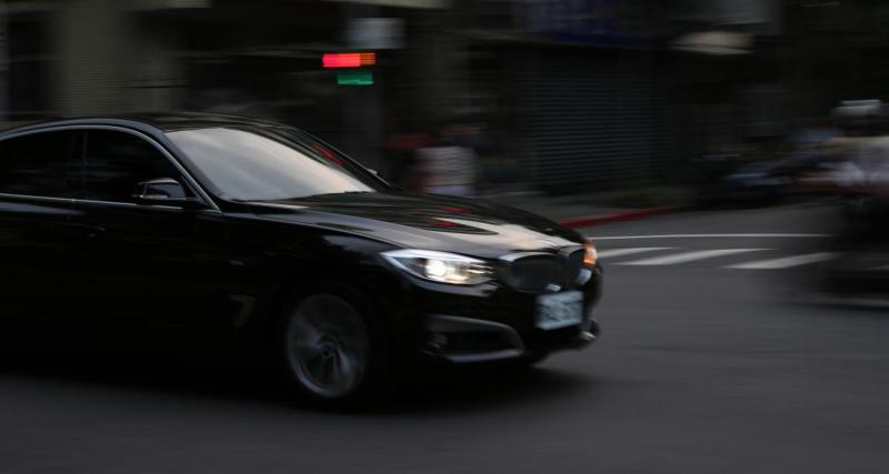  - Le chauffard cherche à fuir la police à cause de sa vitesse, c’est un lampadaire qui le stoppe