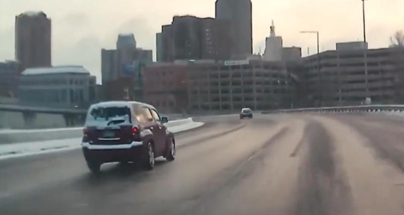  - VIDEO - Trop pressé sur une route verglacée, il perd le contrôle de sa voiture