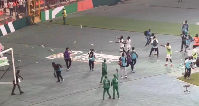  - CAN 2023 : les joueurs camerounais assaillis par des projectiles ivoiriens en célébrant leur qualification !