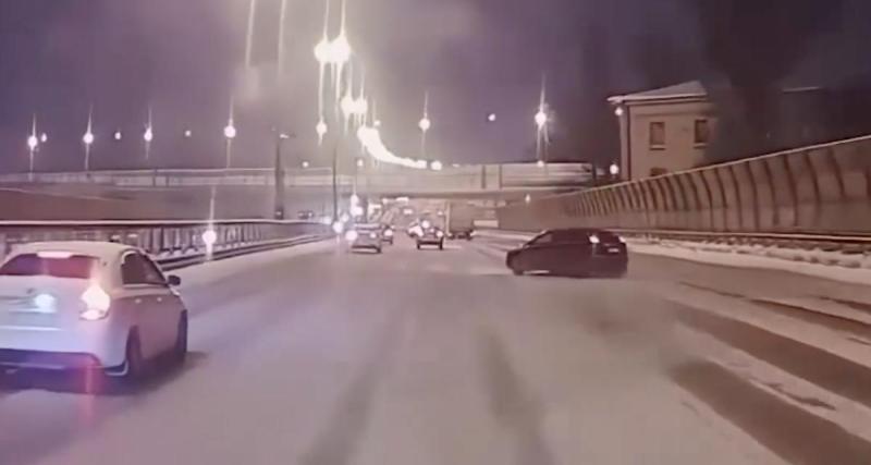  - VIDEO - Cet automobiliste veut changer de voie, la route enneigée le rappelle à l’ordre