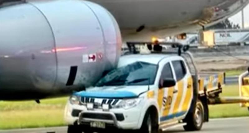  - Ce pick-up n’est pas suffisamment attentif sur le tarmac, il se prend le réacteur d’un avion !