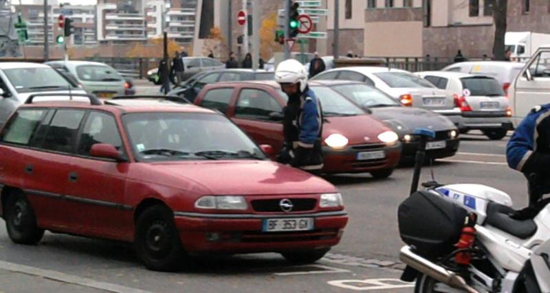  - Les policiers lui interdisent de conduire sa voiture, il la ramène quand même chez lui