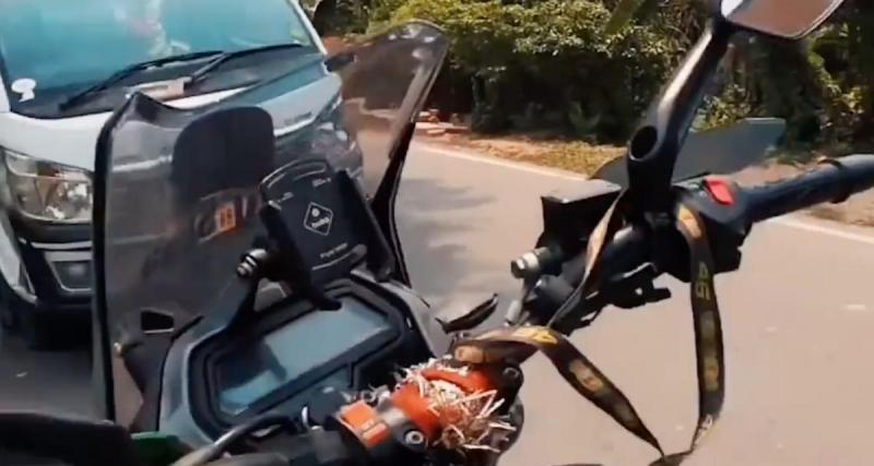  - VIDEO - Ce motard a le droit à une énorme frayeur face à cette camionnette en contresens