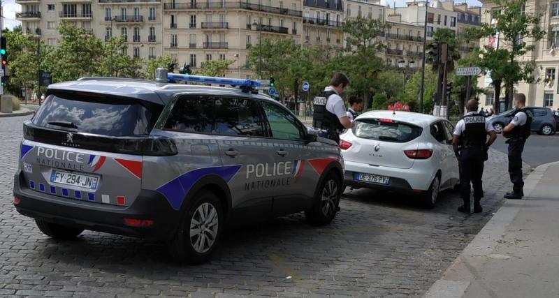  - Ce conducteur perd les pédales lors d’un contrôle de police, il s'enferme pendant 1h dans sa voiture