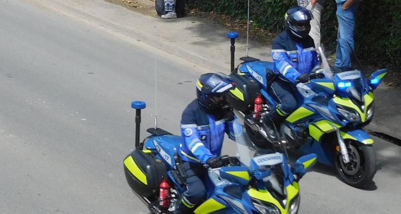  - À 140 km/h sur une route de campagne, les gendarmes voulaient le contrôler pour téléphone au volant