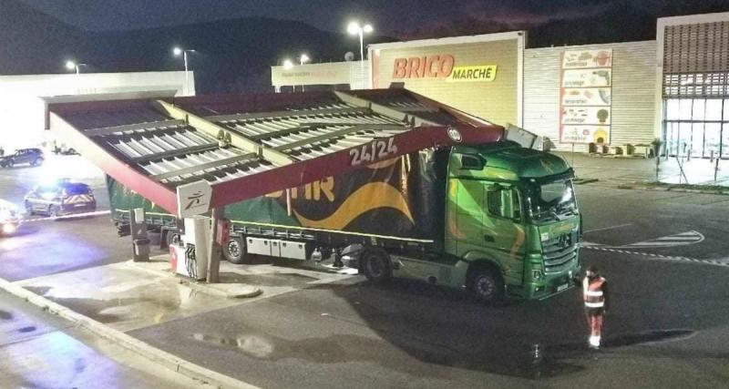  - Ce camionneur n’a pas le compas dans l’œil, il arrache le toit d’une station-service